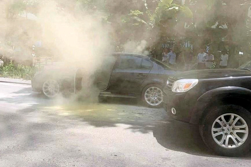 Chiếc xe bị cháy trên đường Huỳnh Thúc Kháng Chiếc xe bị cháy trên đường Huỳnh Thúc Kháng