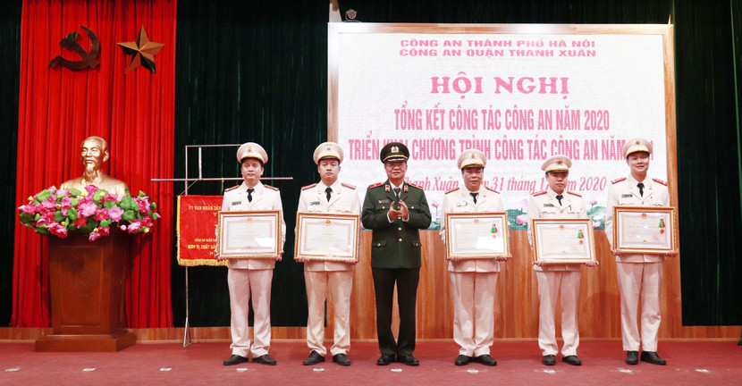 Thừa ủy quyền của lãnh đạo cấp trên, Thiếu tướng Đào Thanh Hải - Phó Bí thư Đảng ủy, Phó Giám đốc Công an thành phố Hà Nội trao Huân chương Bảo vệ Tổ quốc cho các đơn vị thuộc Công an quận Thanh Xuân