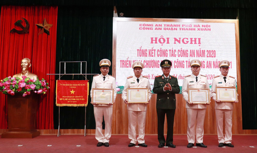 Các tập thể, cá nhân đón nhận Bằng khen của Bộ trưởng Bộ Công an