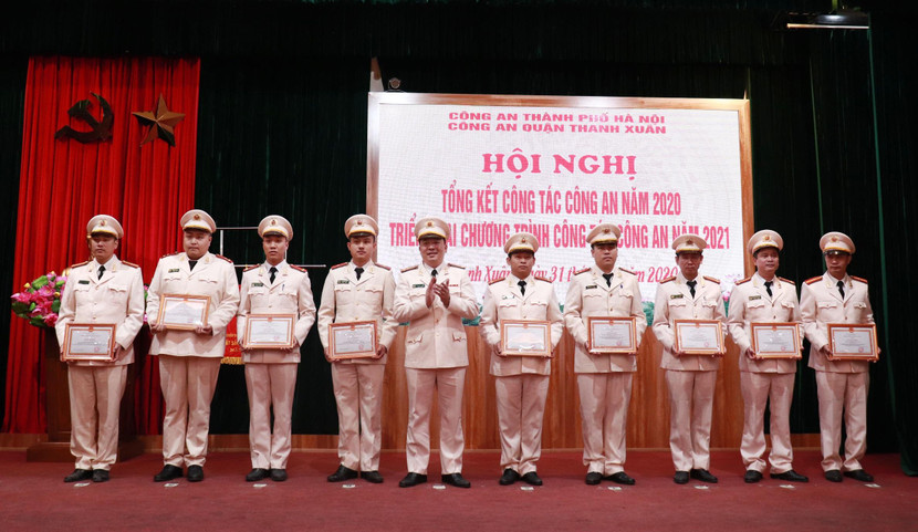 Thượng tá Đinh Tuấn Thành - Trưởng Công an quận Thanh Xuân trao giấy khen của Giám đốc Công an thành phố tặng các tập thể, cá nhân