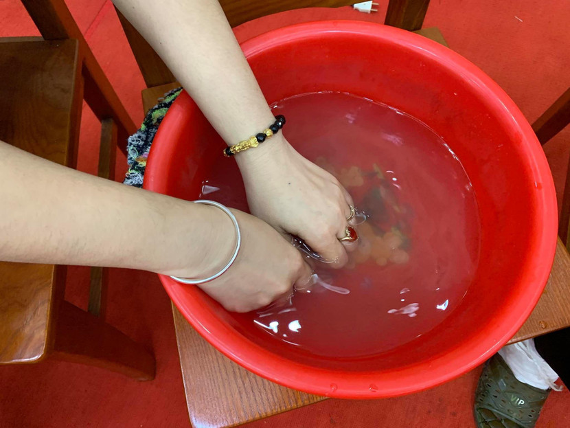 Những chậu nước được bố trí để người dân ngâm tay trước khi lấy vân