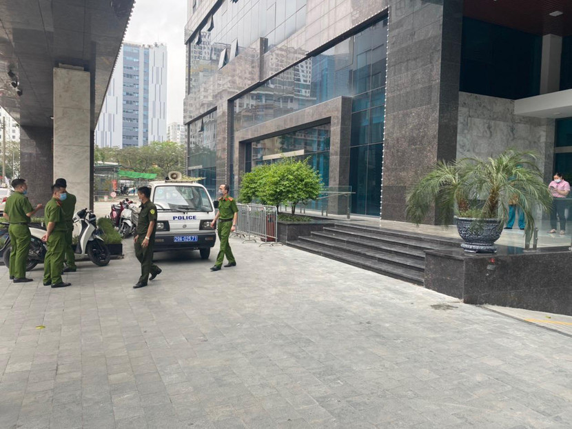 Lực lượng chức năng phong tỏa tòa nhà