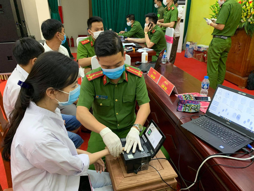 Trong ngày 8-5, các CBCS đã tiếp nhận xử lý khoảng 650 hồ sơ
