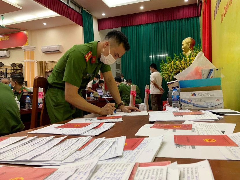 Những tập hồ sơ được sắp xếp trước khi trả lại cho người dân