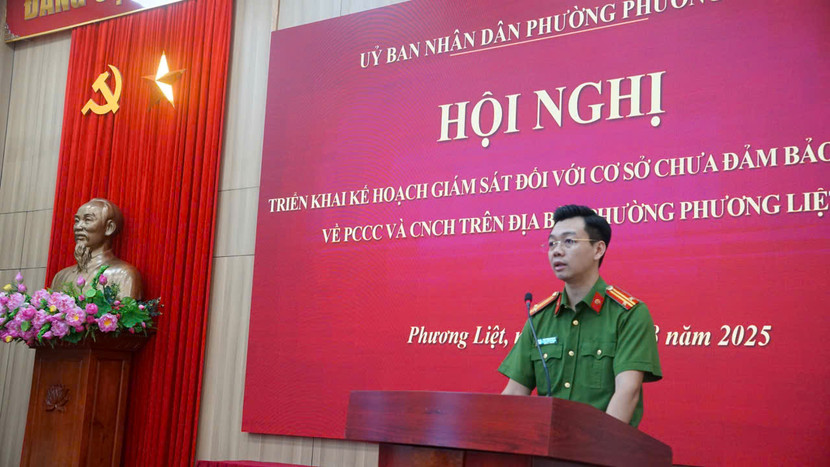 Trung tá Đào Trọng Nghĩa - Phó Trưởng Công an phường hướng dẫn một số nội dung liên quan đến kế hoạch Trung tá Đào Trọng Nghĩa - Phó Trưởng Công an phường hướng dẫn một số nội dung liên quan đến kế hoạch