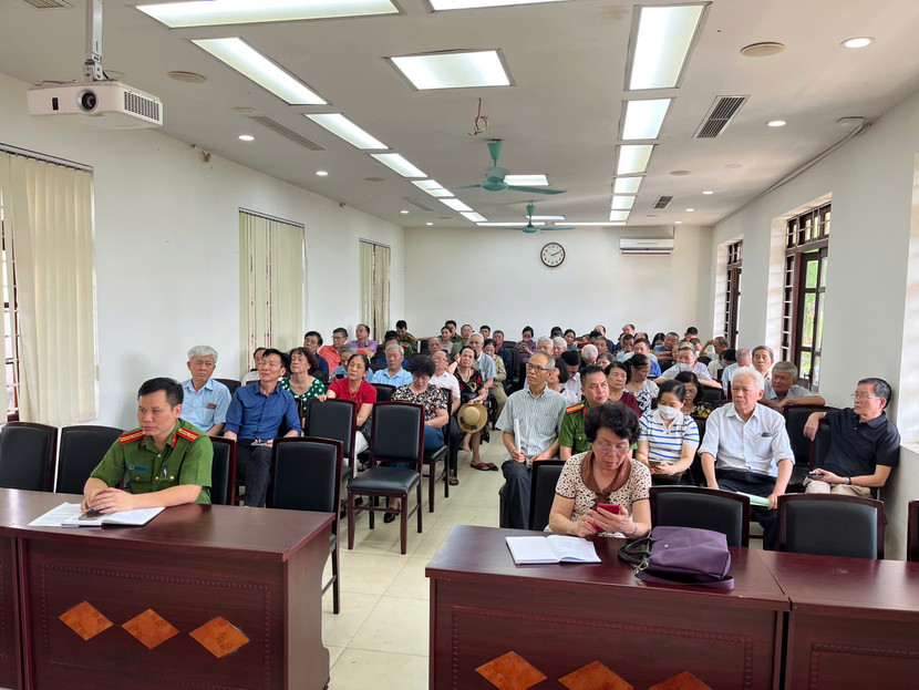 Công an phường tham mưu chính quyền địa phương tổ chức các hội nghị tuyên truyền đến người dân tham gia đóng góp ý kiến sửa đổi Hiến pháp Công an phường tham mưu chính quyền địa phương tổ chức các hội nghị tuyên truyền đến người dân tham gia đóng góp ý kiến sửa đổi Hiến pháp