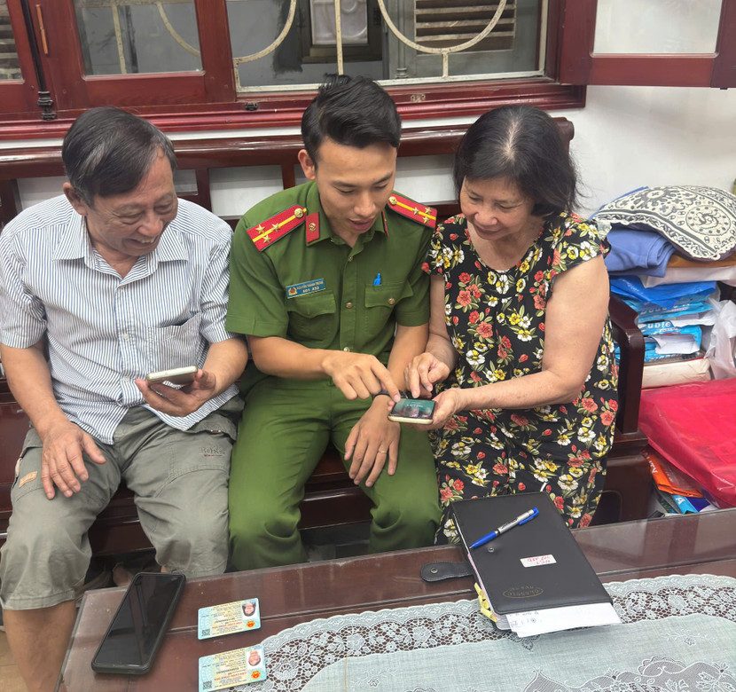 Công an phường Láng Thượng tận tình hướng dẫn người dân tham gia đóng góp ý kiến nội dung dự thảo sửa đổi, bổ sung một số điều của Hiến pháp năm 2013 Công an phường Láng Thượng tận tình hướng dẫn người dân tham gia đóng góp ý kiến nội dung dự thảo sửa đổi, bổ sung một số điều của Hiến pháp năm 2013