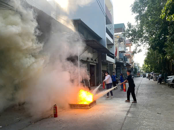 Người dân được hướng dẫn sử dụng các phương tiện chữa cháy tại chỗ Người dân được hướng dẫn sử dụng các phương tiện chữa cháy tại chỗ