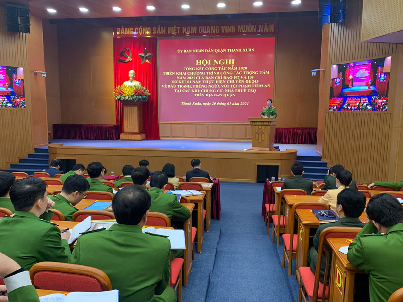 Thượng tá Đinh Tuấn Thành - Trưởng Công an quận Thanh Xuân báo cáo sơ kết Chuyên đề 245