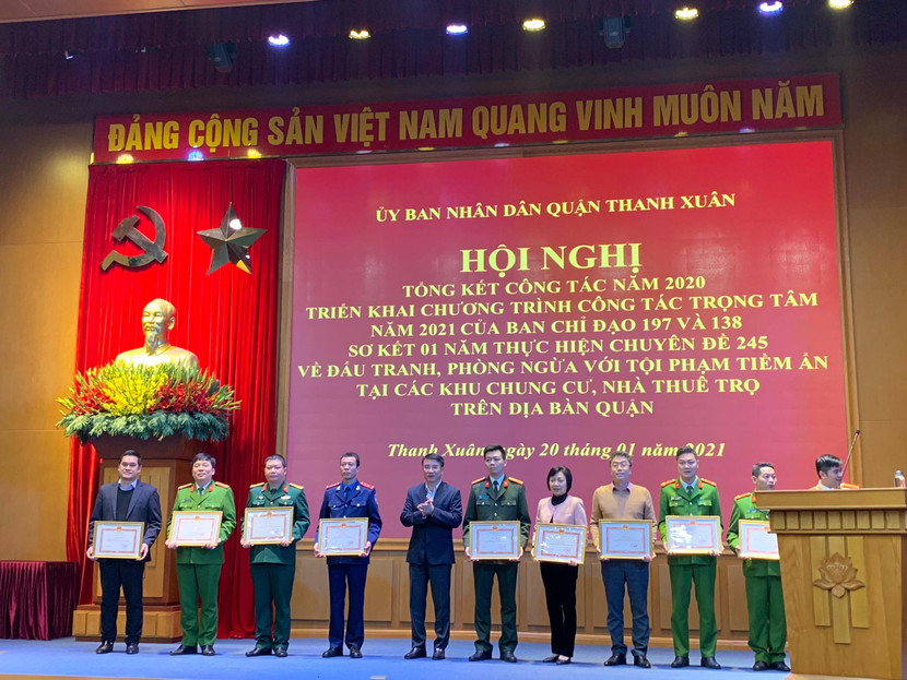 Lãnh đạo quận trao quyết định khen thưởng cho các đơn vị, cá nhân có thành tích xuất sắc