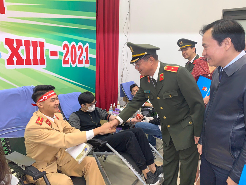 Thiếu tướng Đào Thanh Hải và các đồng chí lãnh đạo động viên CBCS tham gia hiến máu