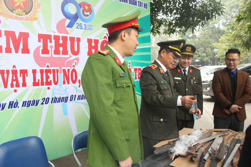 Đồng chí Phó Giám đốc thăm điểm thu hồi vũ khí vật liệu nổ