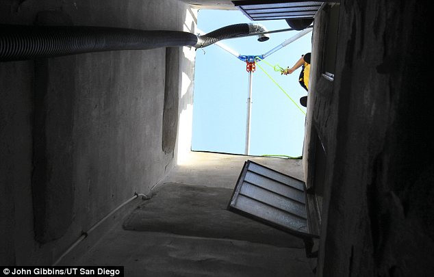 Khu vực giếng trời được thiết kế để lấy ánh sáng cho các căn hộ