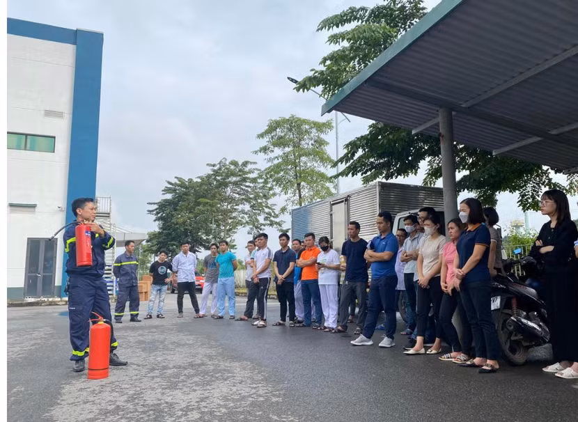 Hướng dẫn các công nhân, nhân viên sử dụng bình cứu hỏa