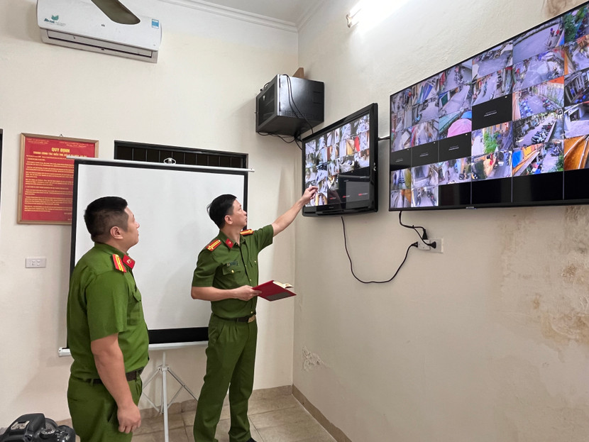 Toàn bộ hình ảnh các mắt camera được truyền về trụ sở Công an phường Trung Liệt để theo dõi, giám sát Toàn bộ hình ảnh các mắt camera được truyền về trụ sở Công an phường Trung Liệt để theo dõi, giám sát