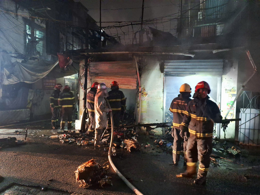 Lực lượng chức năng khống chế đám cháy lúc nửa đêm