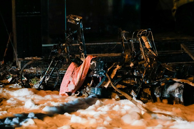 Tại hiện trường, la liệt bình gas và 1 chiếc xe máy cháy trơ khung. Tại hiện trường, la liệt bình gas và 1 chiếc xe máy cháy trơ khung.