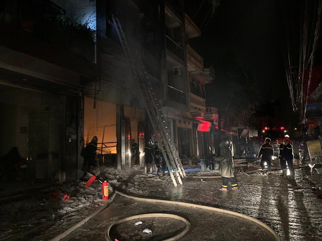 Nhận được tin báo, lực lượng chức năng huyện Đan Phượng đã huy động 4 phương tiện cùng nhiều cán bộ, chiến sỹ đến hiện trường phối hợp với cơ sở triển khai đồng loạt phương án chữa cháy, khoanh vùng và cứu hộ, cứu nạn, bảo vệ tài sản. Nhận được tin báo, lực lượng chức năng huyện Đan Phượng đã huy động 4 phương tiện cùng nhiều cán bộ, chiến sỹ đến hiện trường phối hợp với cơ sở triển khai đồng loạt phương án chữa cháy, khoanh vùng và cứu hộ, cứu nạn, bảo vệ tài sản.