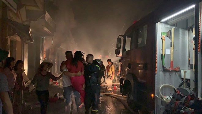 Có nhiều người lớn và trẻ em mắc kẹt trong ngôi nhà cao tầng kinh doanh khí gas Có nhiều người lớn và trẻ em mắc kẹt trong ngôi nhà cao tầng kinh doanh khí gas