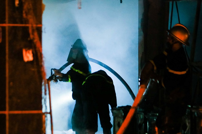 Đến khoảng 22h, người cuối cùng được lực lượng chức năng giải cứu thành công, và sau chừng nửa tiếng, ngọn lửa cơ bản được khống chế. Đến khoảng 22h, người cuối cùng được lực lượng chức năng giải cứu thành công, và sau chừng nửa tiếng, ngọn lửa cơ bản được khống chế.