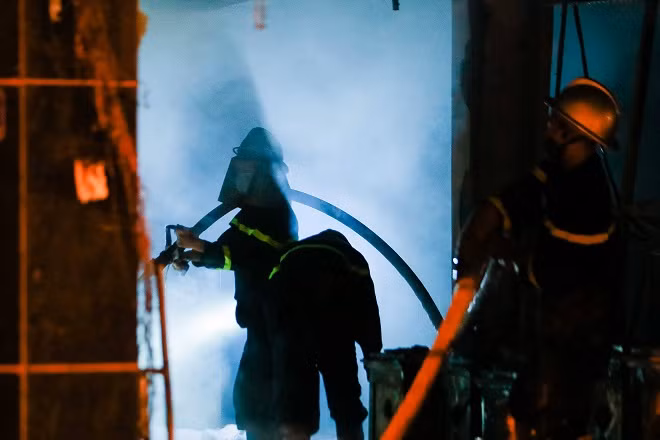 Đến khoảng 22h, người cuối cùng được lực lượng chức năng giải cứu thành công, và sau chừng nửa tiếng, ngọn lửa cơ bản được khống chế.