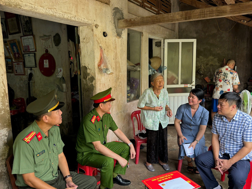 Bà Vũ Thị Tuyết thay mặt gia đình gửi lời cảm ơn sâu sắc tới các CBCS đã quan tâm, giúp đỡ gia đình vượt qua khó khăn Bà Vũ Thị Tuyết thay mặt gia đình gửi lời cảm ơn sâu sắc tới các CBCS đã quan tâm, giúp đỡ gia đình vượt qua khó khăn