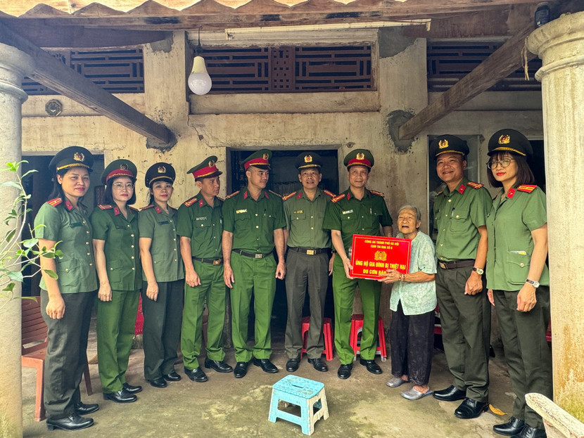 Đoàn công tác chia sẻ những khó khăn với gia đình bà Vũ Thị Tuyết Đoàn công tác chia sẻ những khó khăn với gia đình bà Vũ Thị Tuyết