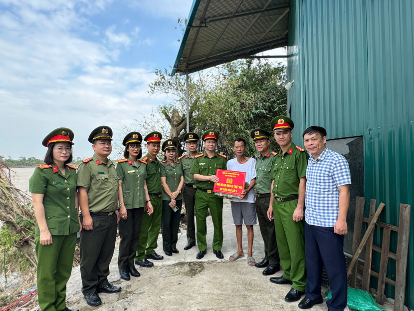 Thượng tá Đinh Việt Phương - Phó Bí thư Đảng ủy, Phó trưởng CAH Gia Lâm (đại diện đơn vị cụm trưởng), cùng đoàn công tác Cụm thi đua số 8 trao tặng 10 triệu đồng hỗ trợ gia đình ông Nguyễn Xuân Hà Thượng tá Đinh Việt Phương - Phó Bí thư Đảng ủy, Phó trưởng CAH Gia Lâm (đại diện đơn vị cụm trưởng), cùng đoàn công tác Cụm thi đua số 8 trao tặng 10 triệu đồng hỗ trợ gia đình ông Nguyễn Xuân Hà