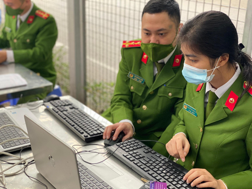 Lực lượng Công an tiếp nhận hồ sơ