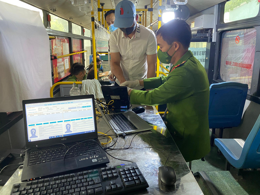 Người dân được lăn tay, chụp ảnh làm căn cước ngay trên xe buýt