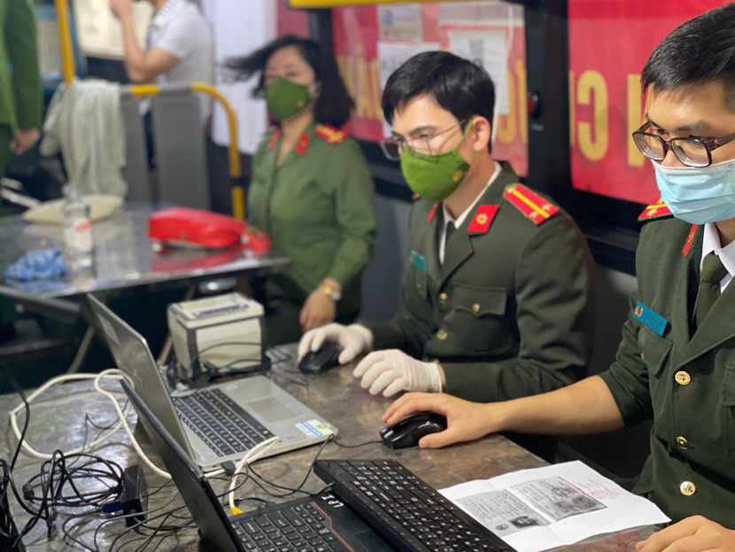 Tổ cấp căn cước công dân gắn chip cho nhân dân trên xe buýt