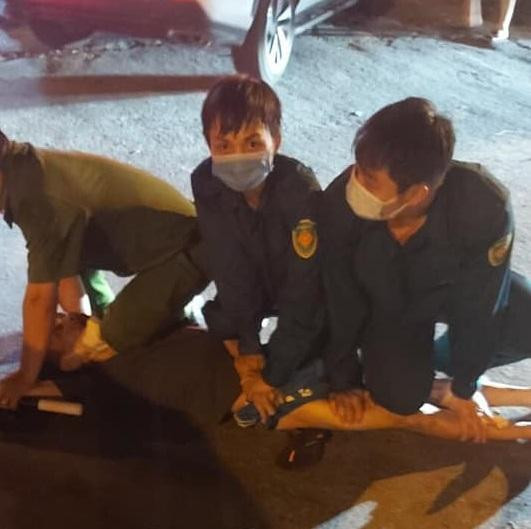 Đối tượng lao xe vào cán bộ chốt phòng chống dịch