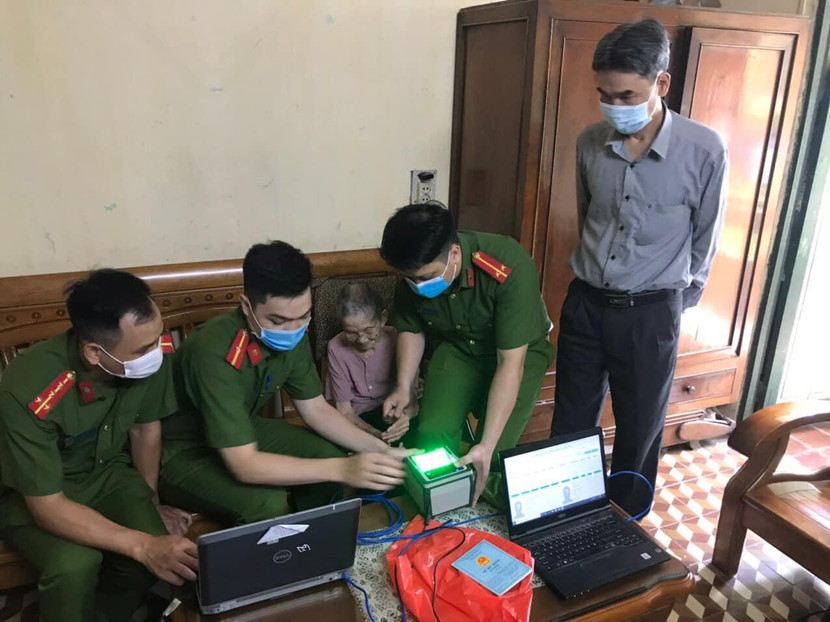 Các cụ cao tuổi tại phường Thanh Xuân Bắc được tổ công tác đến tận nhà cấp căn cước công dân