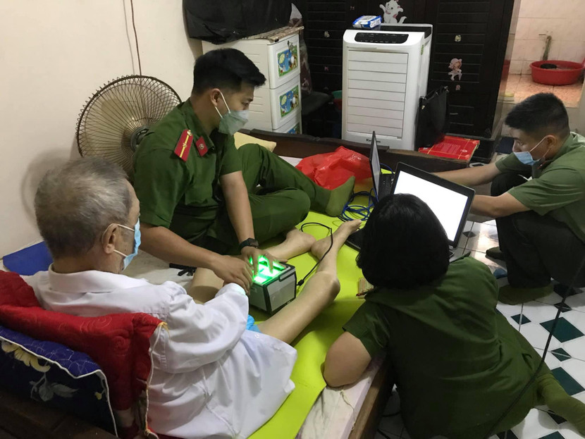 Không gian xung quanh chiếc giường nhỏ được tận dụng làm nơi cấp căn cước gắn chíp