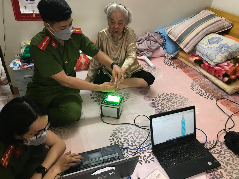 Các CBCS tận tình giúp đỡ người cao tuổi trên địa bàn