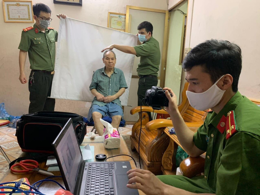 Công an quận Thanh Xuân đến tận nhà cấp căn cước công dân gắn chíp cho người cao tuổi