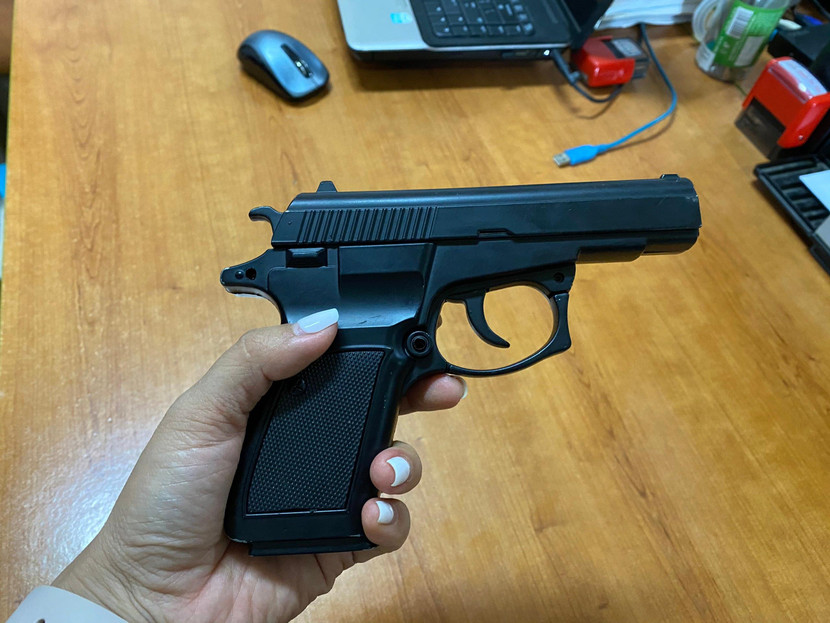 Chiếc bật lửa hình súng được đối tượng sử dụng để đe dọa người khác Chiếc bật lửa hình súng được đối tượng sử dụng để đe dọa người khác