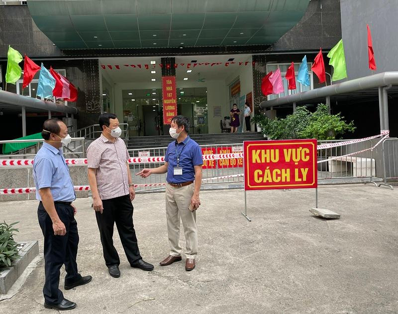 Lãnh đạo quận Đống Đa kiểm tra điểm phong tỏa cách ly Lãnh đạo quận Đống Đa kiểm tra điểm phong tỏa cách ly