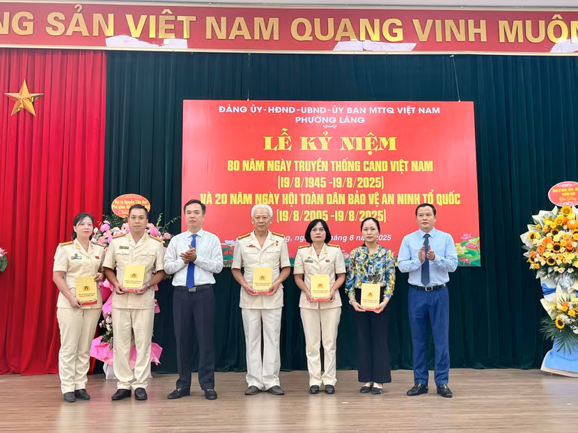 Trao tặng quà các đồng chí cán bộ chiến sỹ là thân nhân liệt sỹ, thương binh