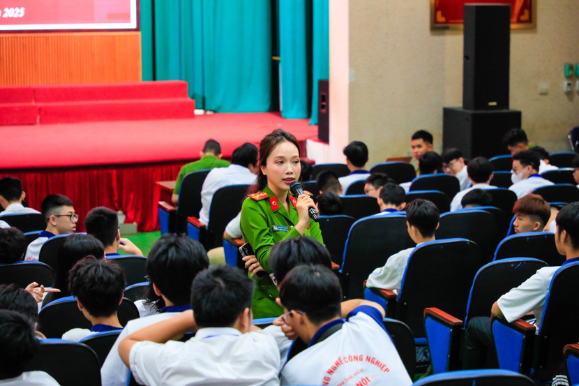 Cán bộ Công an phường Đống Đa tuyên truyền cho học sinh trường Cao đẳng nghề công nghiệp