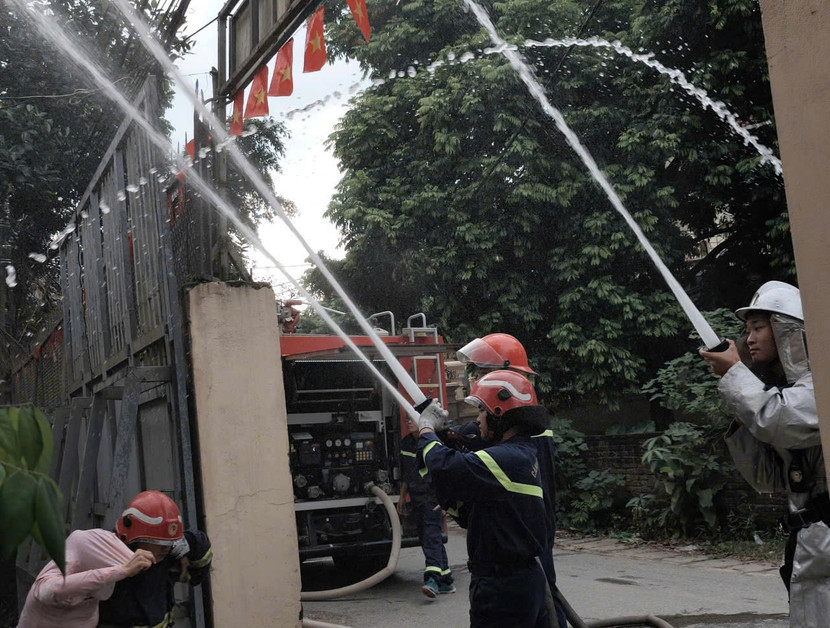 CBCS Đội CC&amp;CNCH Khu vực 29 và Đội CC&amp;CNCH Khu vực số 30 phun nước khống chế, dập tắt đám cháy