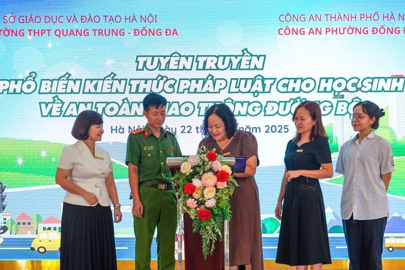 Công an phường Đống Đa phối hợp Trường THPT Quang Trung - Đống Đa tổ chức tuyên truyền pháp luật cho học sinh về an toàn giao thông