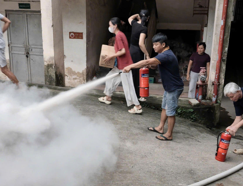 Lực lượng PCCC cơ sở sử dụng phương tiện chữa cháy tại chỗ để khống chế đám cháy giả định