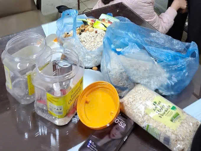 Những hộp yến mạch dùng để ngụy trang...