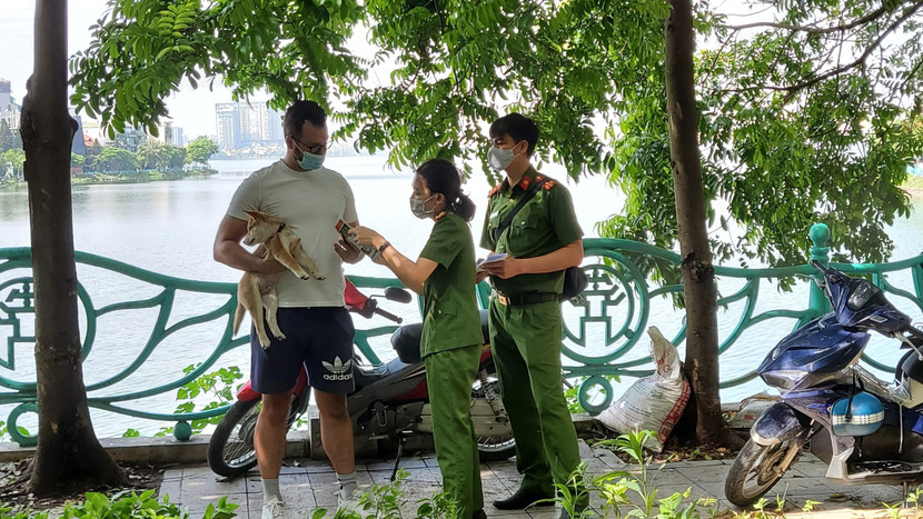 Lực lượng Công an phát tờ rơi tại khu vực quận Tây Hồ