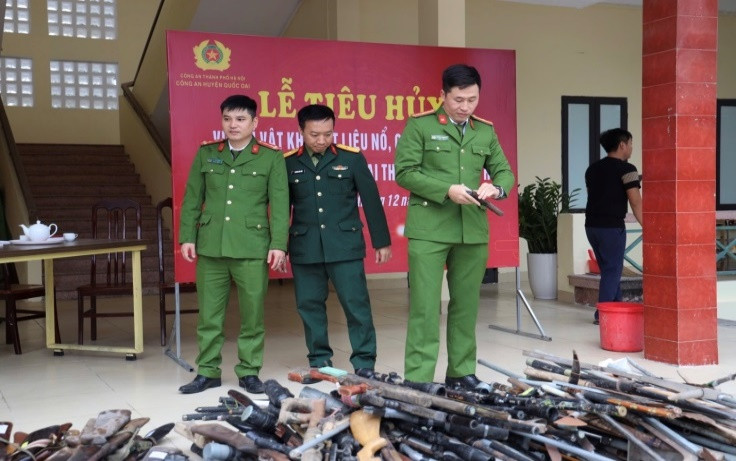 Lực lượng chức năng tổ chức tiêu hủy vũ khí, vật liệu nổ, công cụ hỗ trợ theo quy định Lực lượng chức năng tổ chức tiêu hủy vũ khí, vật liệu nổ, công cụ hỗ trợ theo quy định