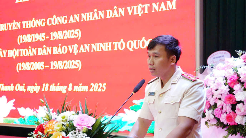 Đại úy Trần Mạnh Toàn, cán bộ Công an xã Thanh Oai phát biểu Đại úy Trần Mạnh Toàn, cán bộ Công an xã Thanh Oai phát biểu