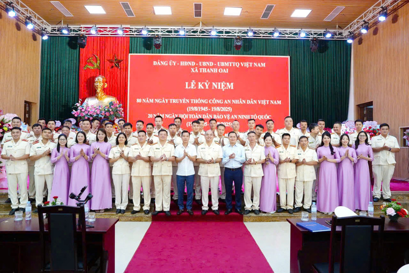 Các đại biểu và CBCS chụp ảnh lưu niệm Các đại biểu và CBCS chụp ảnh lưu niệm