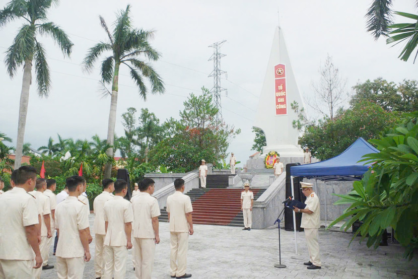 Các CBCS lễ dâng hương, dâng hoa tại Đài tưởng niệm liệt sĩ xã Thanh Oai, bày tỏ lòng biết ơn sâu sắc đối với những anh hùng, liệt sĩ Các CBCS lễ dâng hương, dâng hoa tại Đài tưởng niệm liệt sĩ xã Thanh Oai, bày tỏ lòng biết ơn sâu sắc đối với những anh hùng, liệt sĩ