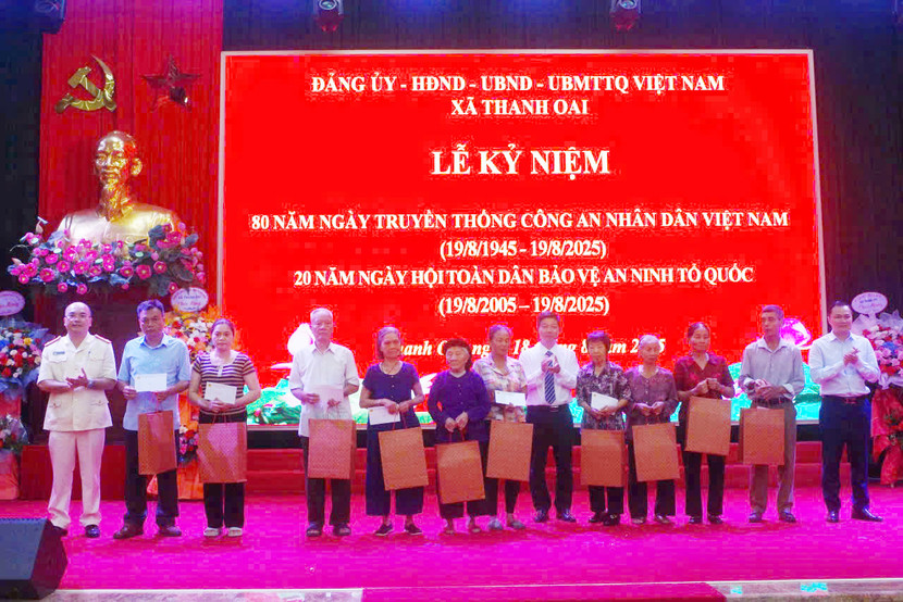 Công an xã Thanh Oai đã phối hợp trao quà tri ân các gia đình chính sách, người có công với cách mạng Công an xã Thanh Oai đã phối hợp trao quà tri ân các gia đình chính sách, người có công với cách mạng